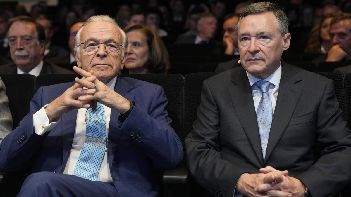 El presidente de CriteriaCaixa, Isidre Fainé (a la izquierda), acompañado por el consejero delegado, Ángel Simón, durante la presentación en Barcelona del nuevo plan estratégico de la compañia.