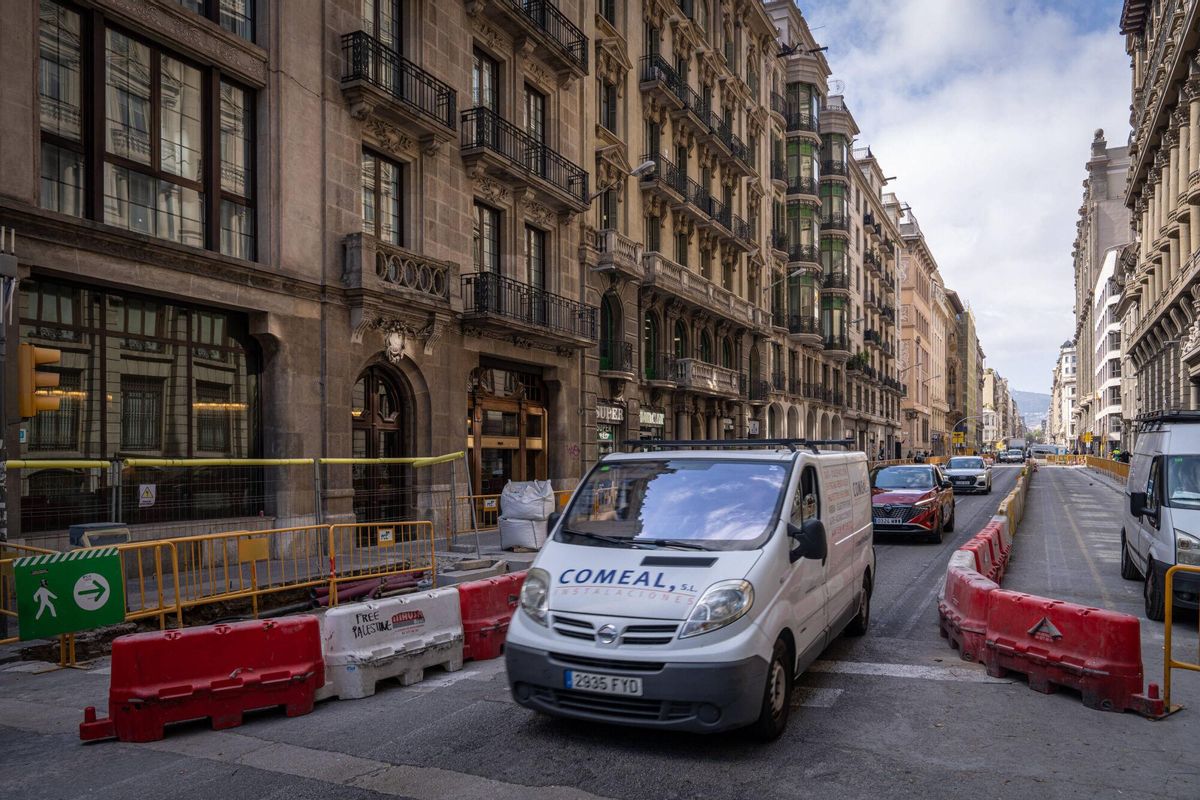 Bacelona 09/04/25 Barcelona. Imágenes de las obras en Via Laietana, en general y especialmente de la parte inferior, que es la que está a punto de terminarse. Tramo de obras, alrededores de Correos. AUTOR: MANU MITRU