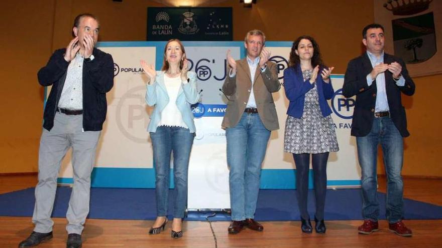 Eva Montoto compartió escenario con José Crespo, Ana Pastor, Alfonso Rueda y Román Rodríguez en el mitin del PP en Lalín el pasado domingo. // Bernabé/Luismy