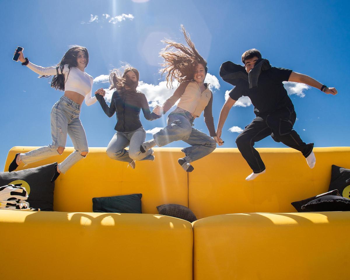 La empresa, líder en el sector del sofá, celebró sus 50 años de liderazgo llevando un sofá monumental por Barcelona, Mataró, Sabadell y otras ciudades catalanas antes de expandirse por toda España