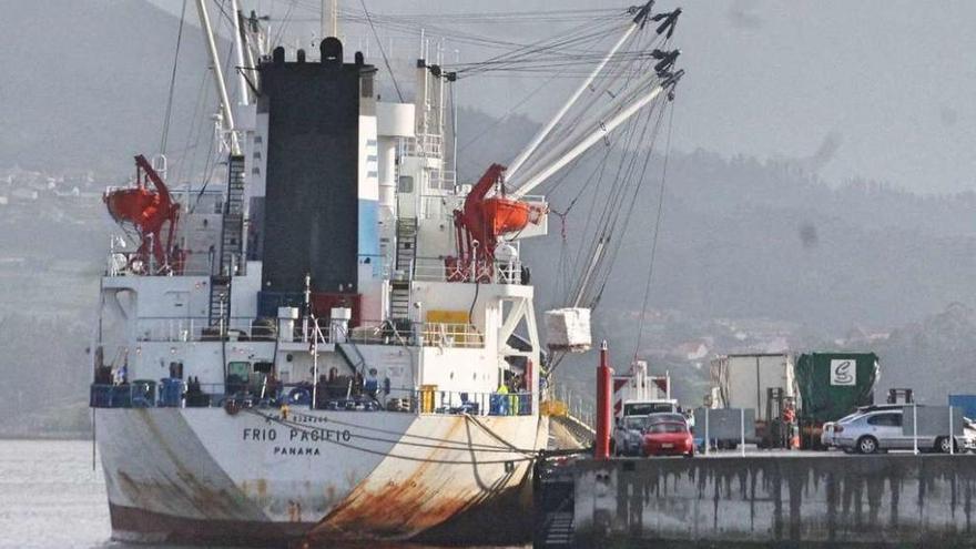 Un buque descarga mercancías en el Puerto de Marín. // Santos Álvarez