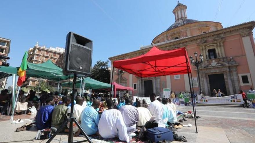 La basílica cierra su puerta principal por el ruido de un acto religioso musulmán