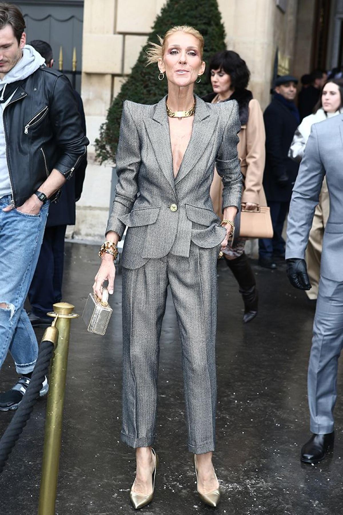 Celine Dion con traje plateado por las calles de Paris