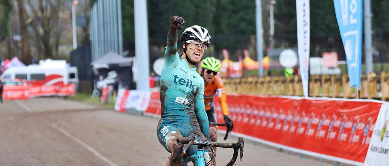 Sara Bonillo celebra su triunfo sobre la bicicleta tras reponerse de una caída. | LEVANTE-EMV