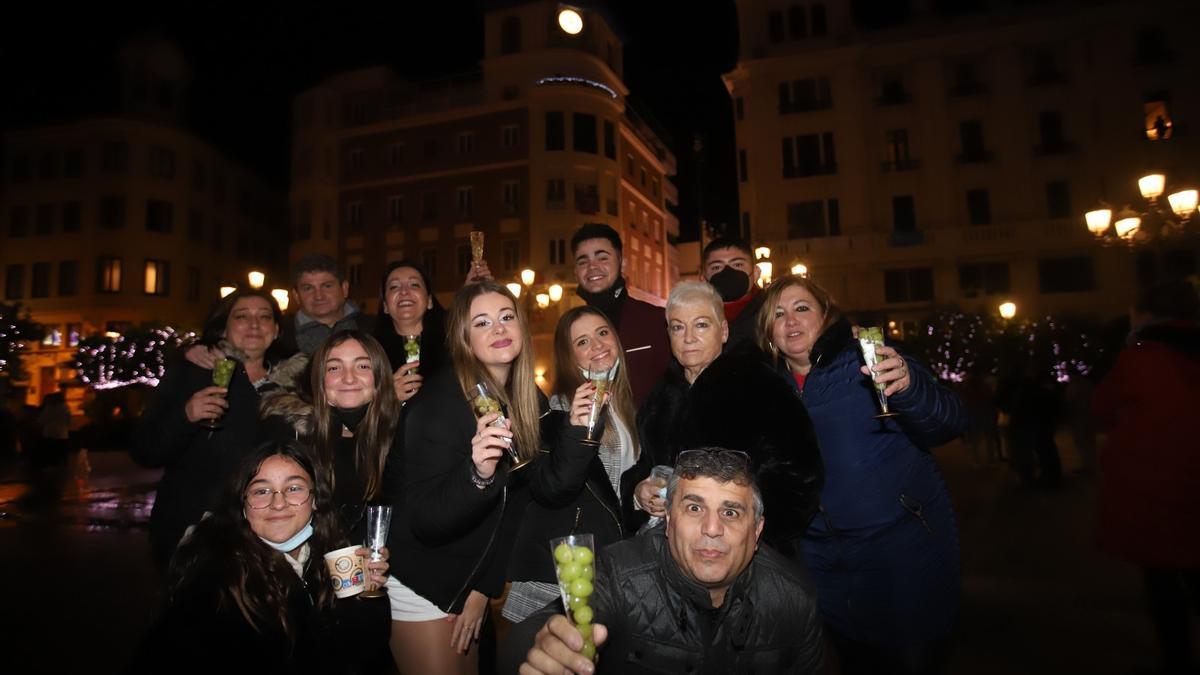 Unos jóvenes celebran el nuevo año en las Tendillas.