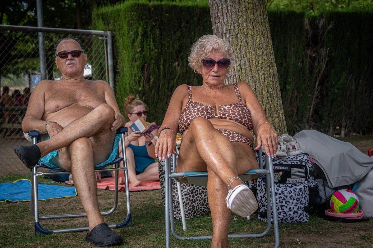 Julián y Carmen, dos jubilados de Barcelona que se relajan en La Bassa de Sabadell.