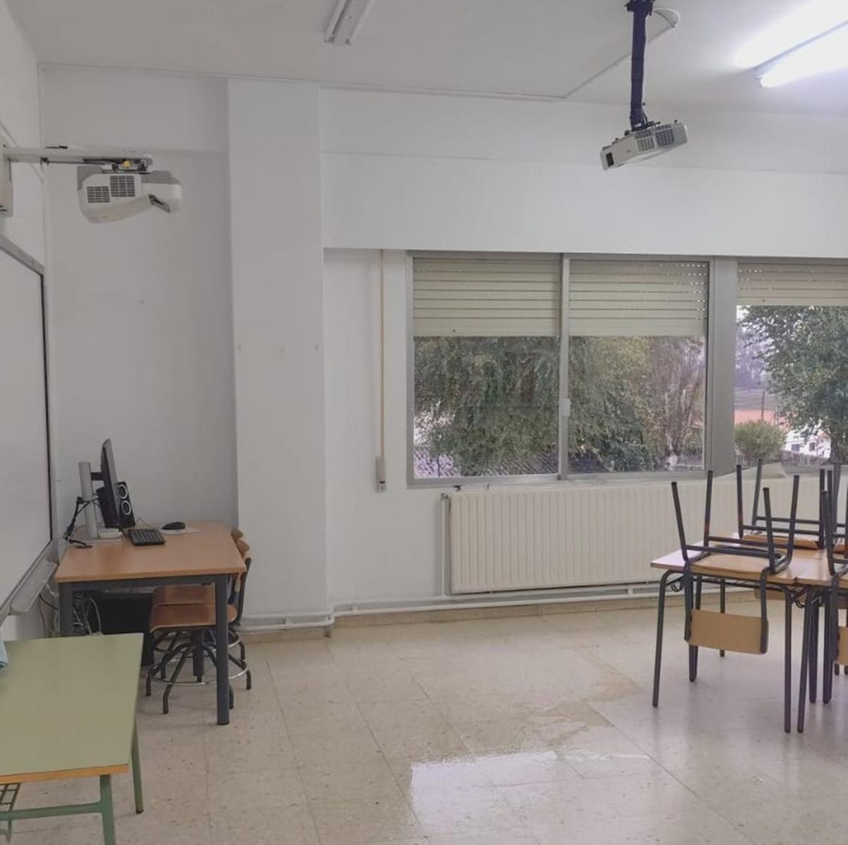 El suelo de un aula del Carlos Casares, mojado por las filtraciones. | D.P.