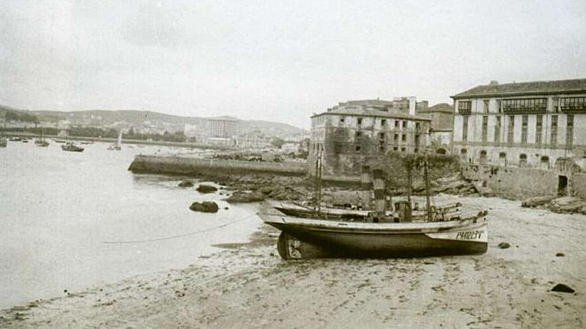 Imaxe de 1927 de dous barcos pesqueiros na antiga praia do Parrote na Coruña