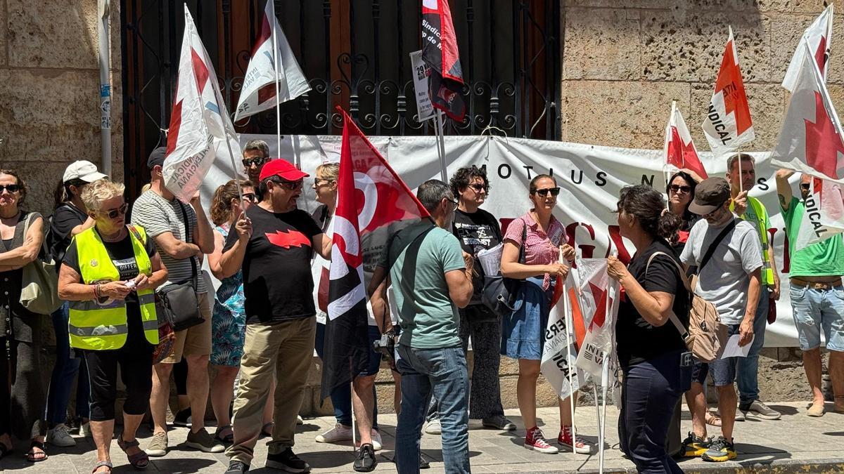 Un momento de la concentración ante el ayuntamiento de Sagunt.
