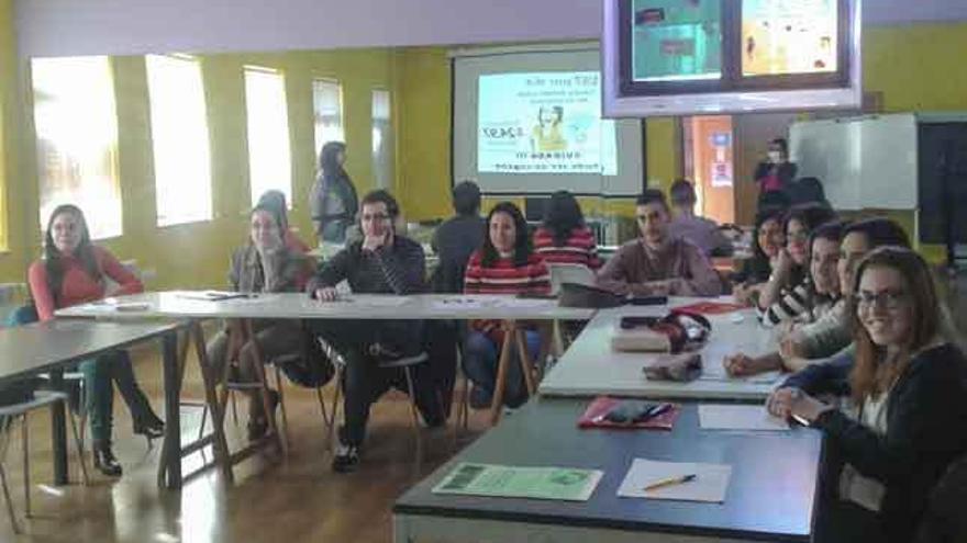 Jóvenes asistentes al taller de orientación sociolaboral.