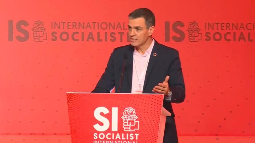 Sánchez insta a resistir frente a una derecha tradicional que &quot;copia a la ultraderecha&quot;