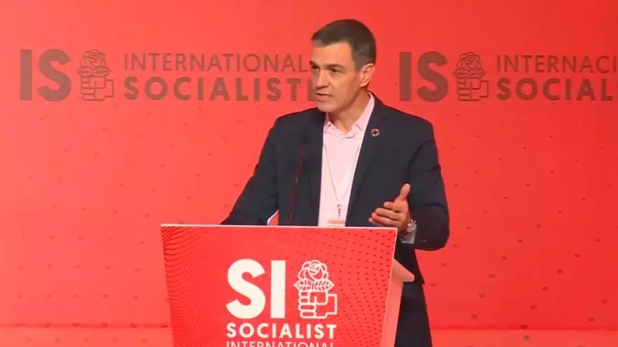Sánchez insta a resistir frente a una derecha tradicional que "copia a la ultraderecha"