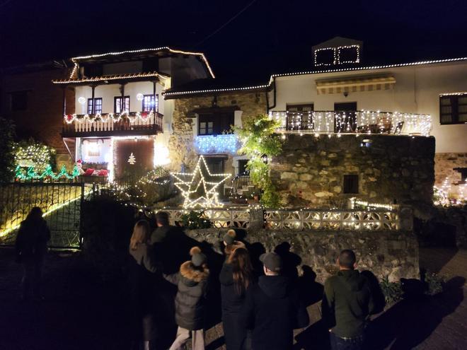 EN IMÁGENES: Así brilla Aciera, el pueblo asturiano más navideño del mundo