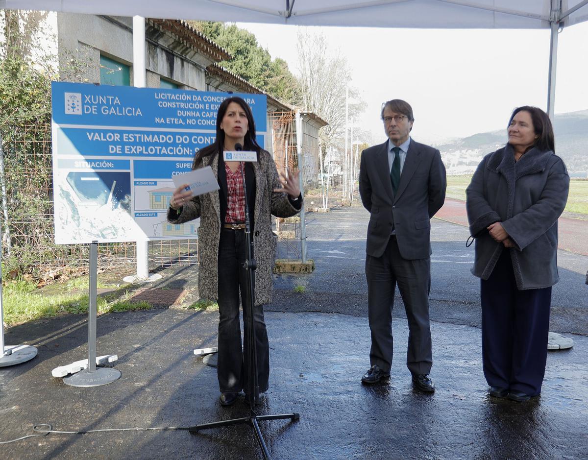 La conselleira María Allegue; el conselleiro Miguel Corgos y la delegada de la Xunta en Vigo, Ana Ortiz, el día de la presentación de la licitación para la construcción de una cafetería en la antigua panadería de la ETEA