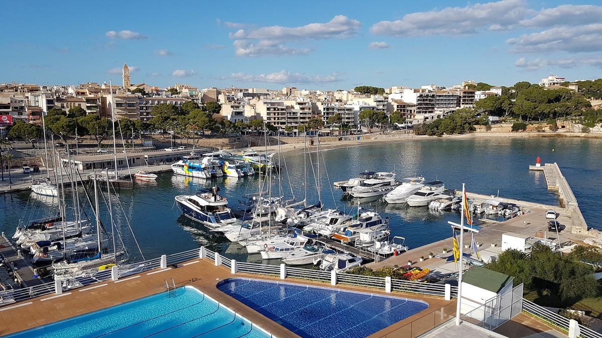 Una vista general de la playa de Porto Cristo desde el Club Náutico.