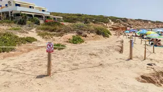 Balizan una playa de Formentera por riesgo de desprendimientos