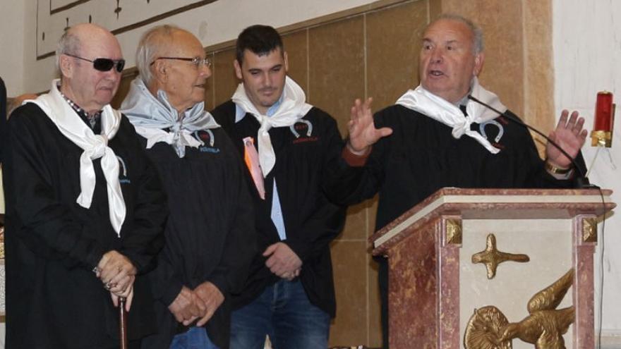 Mossen Manel Domènech (d), muy implicado en la vida social y religiosa de Peñíscola.