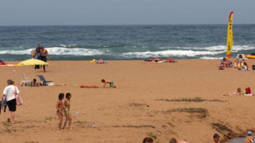 En este día de sol, visita la playa de la Griega