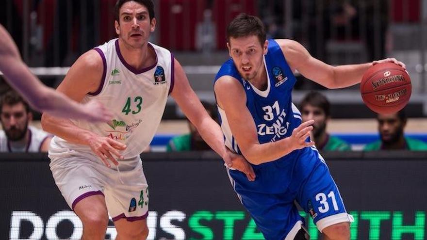 Carlos Suárez, junto a Valiev, ayer durante el partido jugado por el Unicaja en San Petersburgo.