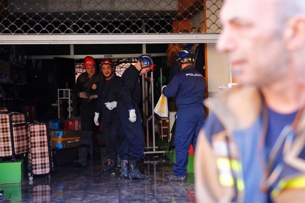 Policía científica y bomberos de Oviedo participan en la investigación que trata de esclarecer las causas del incendio de Pumarín.