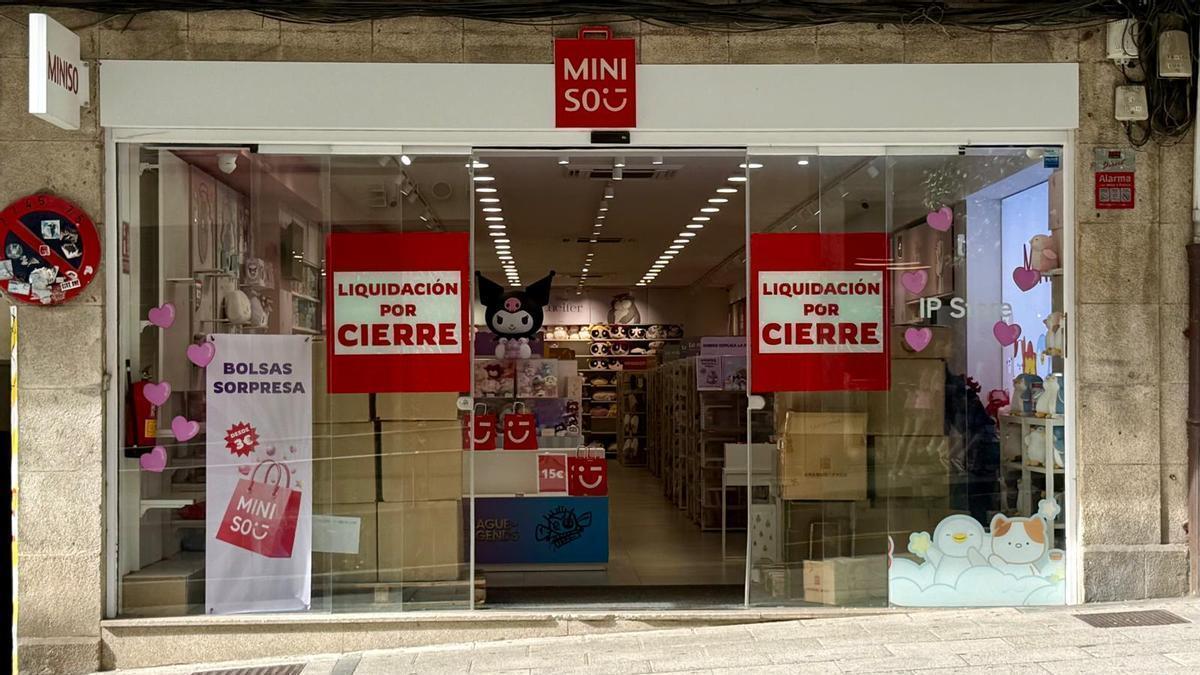 Carteles de 'liquidación por cierre' en la tienda de Miniso de República do Salvador