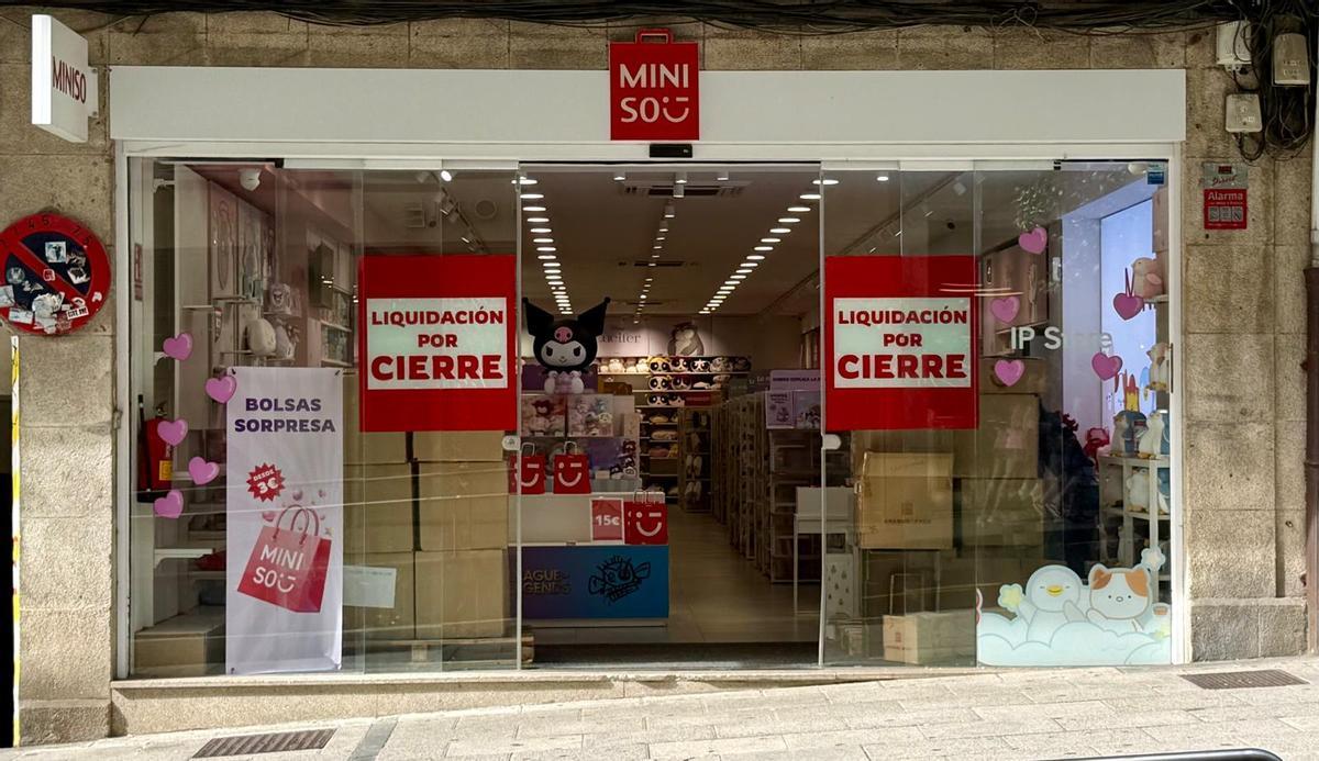 Carteles de 'liquidación por cierre' en la tienda de Miniso de República do Salvador