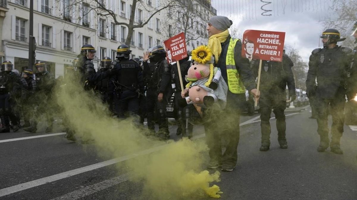 Manifestación en París contra la reforma de las pensiones este martes.