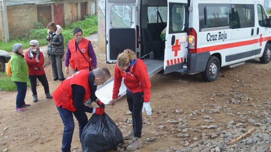 Técnicos y voluntarios de Cruz Roja de Benavente recogen hasta 80 kilos de basura en el entorno del camino natural