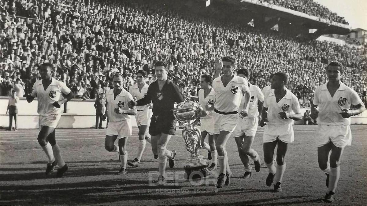 Pelé, el primero por la izquierda, da la vuelta de honor en Riazor tras ganar el Teresa Herrera en 1959