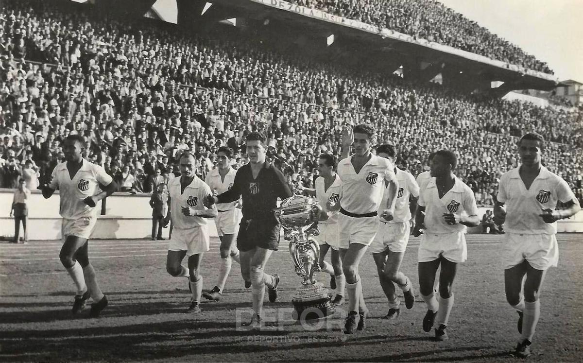 Pelé, el primero por la izquierda, da la vuelta de honor en Riazor tras ganar el Teresa Herrera en 1959