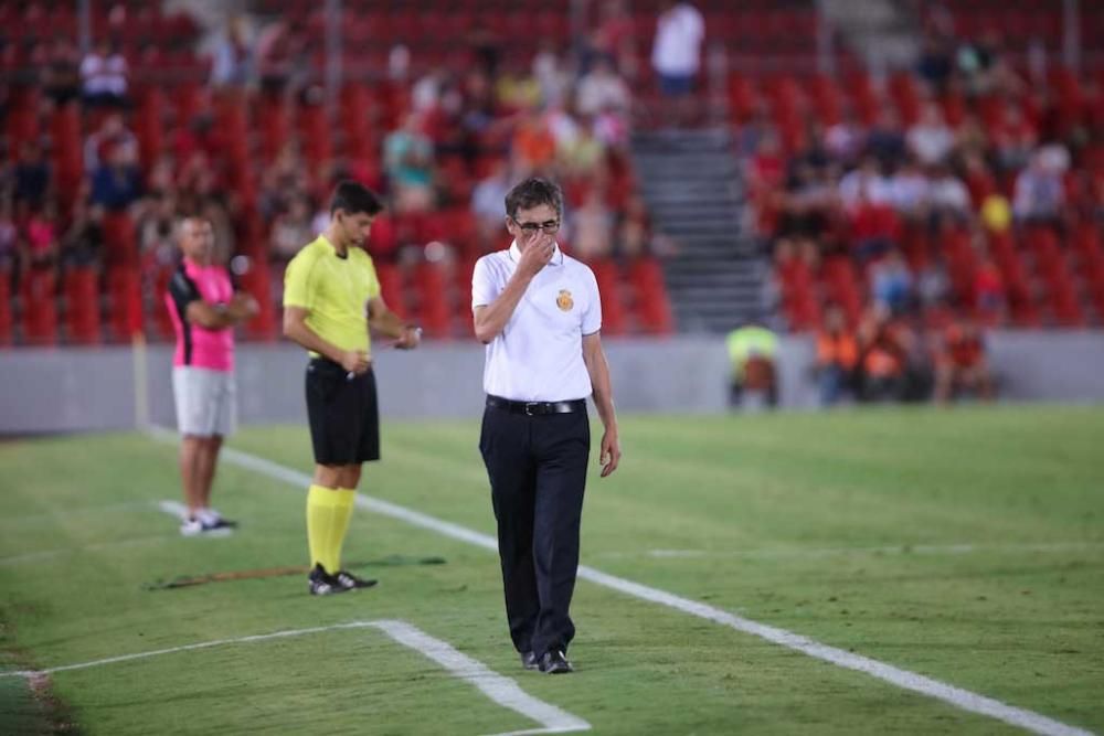 El Mallorca se abre en canal y entrega su trofeo