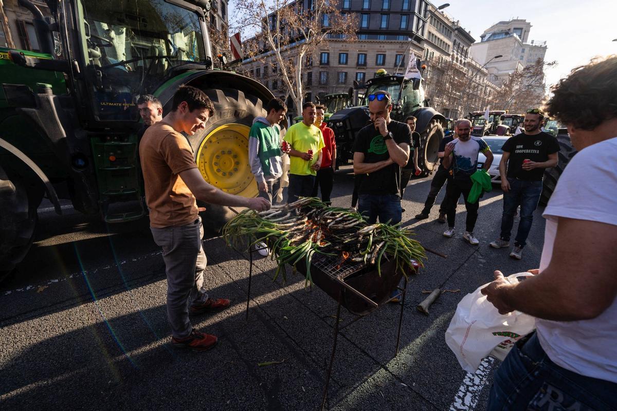 Tractores circulando por la Gran Via de Barcelona