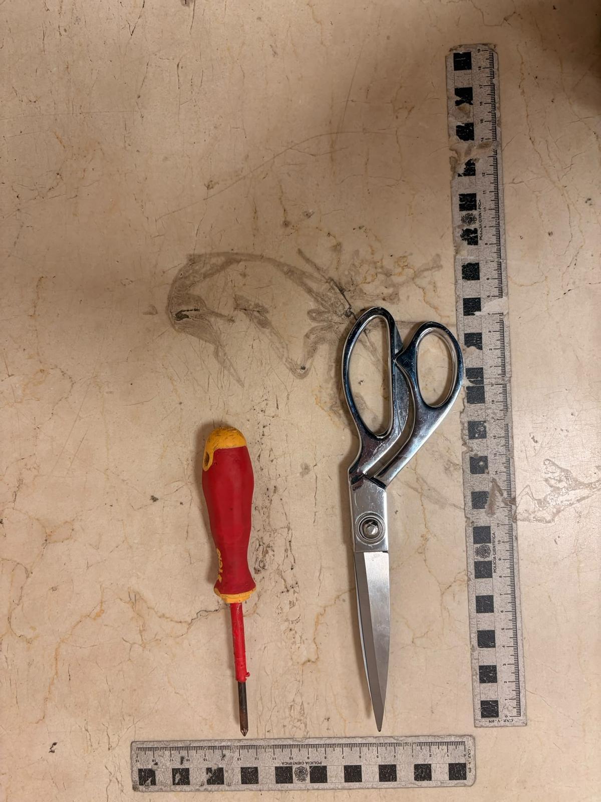 El destornillador y la tijera del individuo que portaba el machete.
