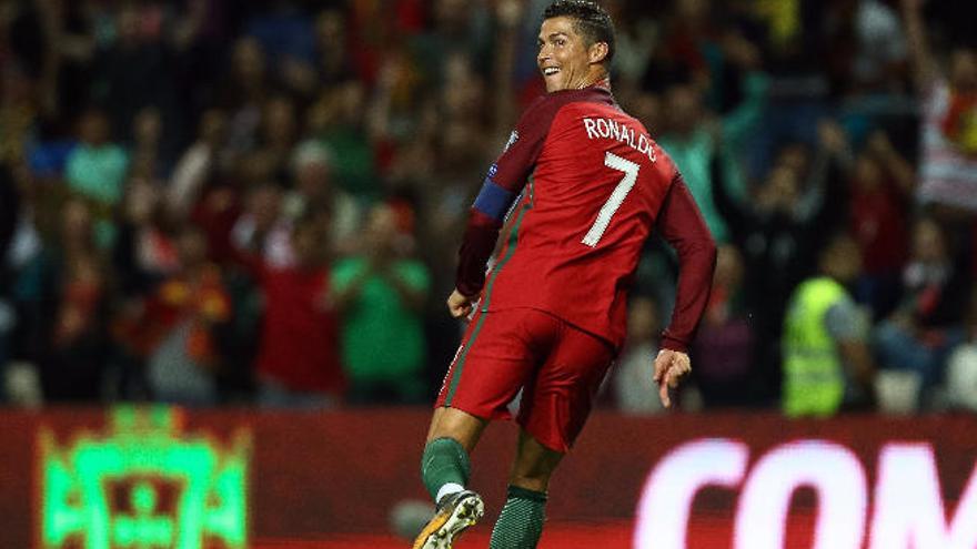 Cristiano Ronaldo celebra uno de sus goles ayer ante Islas Feroe.