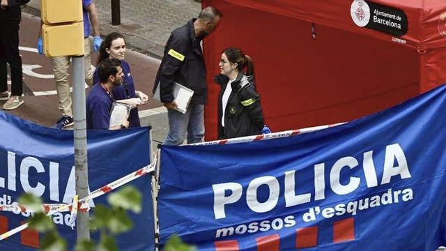 Dispositiu policial després de la mort d’un home al carrer de Balmes. | JORDI COTRINA