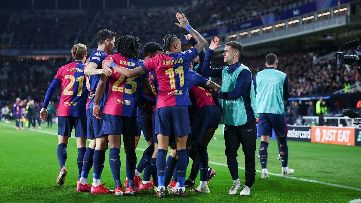 Los jugadores del Barça celebran el gol de Lamine ante la Atalanta