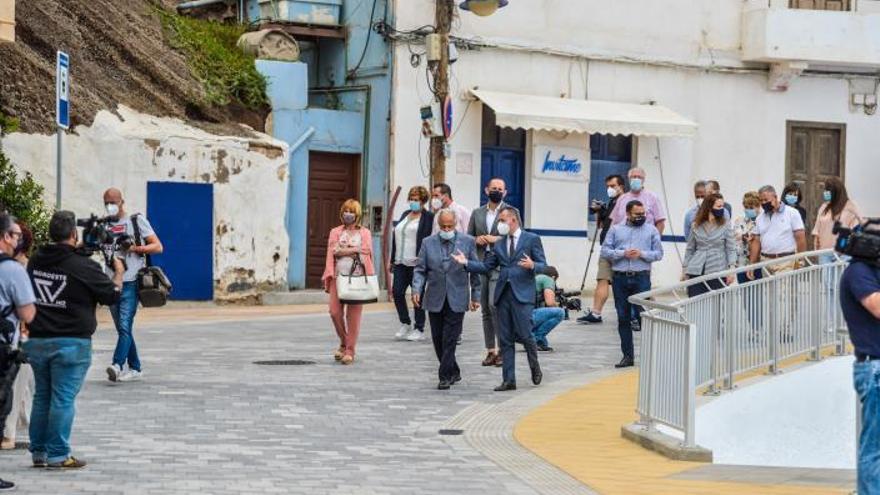 El alcalde Teodoro Sosa conversa con el empresario Félix Santiago, adjudicatario de la obra.