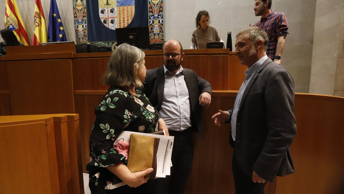 Los diputados de Ciudadanos en las Cortes, Beatriz García y Ramiro Domínguez, conversan con el diputado socialista Sergio Ortiz (centro).