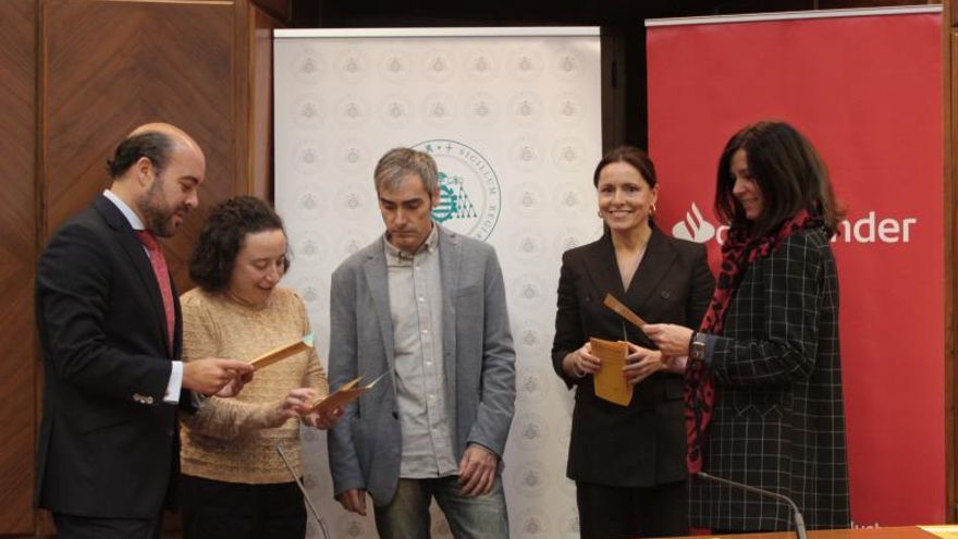 De izquierda a derecha, Juan Manuel Ballesteros, director comercial de Banco Santander en Asturias; Begoña Cueto, vicerrectora de Transferencia y Relaciones con la Empresa de la Universidad de Oviedo; Jesús Fernández, coordinador del Ecosystem Integration TalentUO Lab; Ana Suárez, directora de área de Empleabilidad y Emprendimiento de la Universidad de Oviedo, y Paz Valdés, responsable de Instituciones de Banco Santander.

. | firma