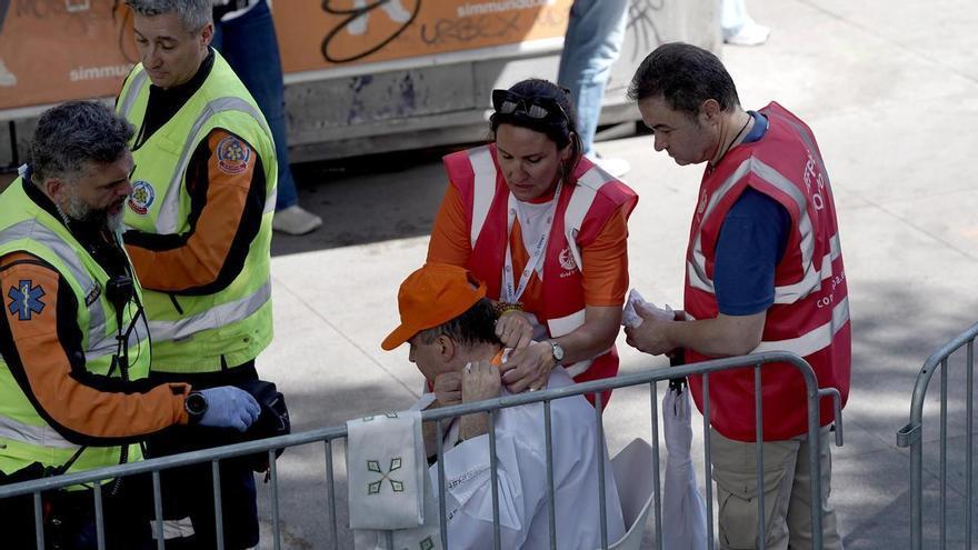El sol, el gran 'enemigo' de los asistentes a la misa de Cib