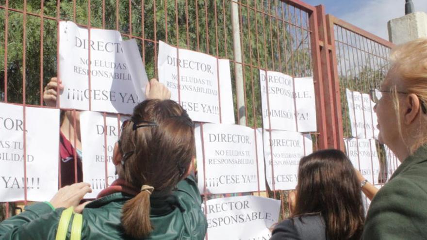 Protesta para reclamar la dimisión del director protagonizada por profesores y alumnos cuando se denunciaron los hechos