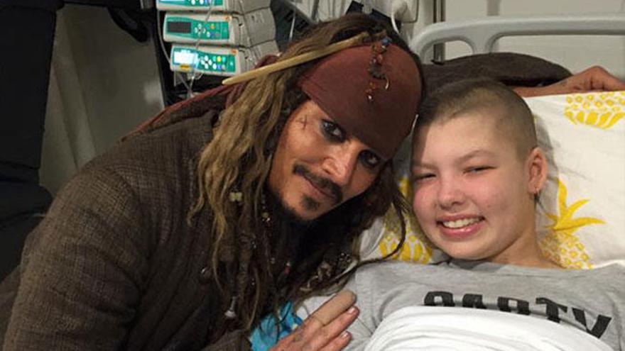 Johnny Depp durante su visita al hospital