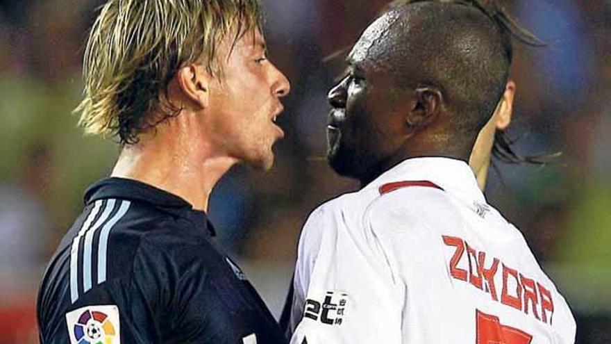 Guti se encara con Zokora en un momento del partido jugado ayer en el Sánchez Pizjuán.