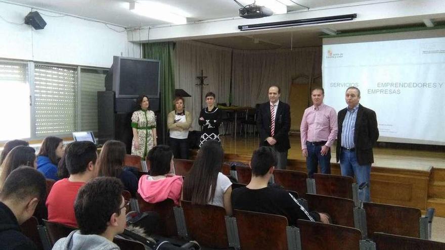 Responsables de las entidades organizadoras presentan la jornada a los alumnos del instituto toresano.