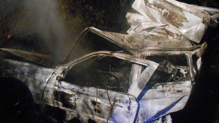 Estado en el que quedó el coche. // Bomberos de Santa Comba