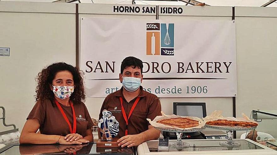 Los responsables de Horno San Isidro en su puesto.