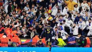 Bellingham celebra con la afición madridista el triunfo en el Etihad