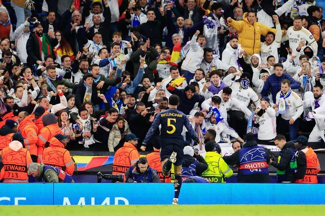 Bellingham celebra con la afición madridista el triunfo en el Etihad