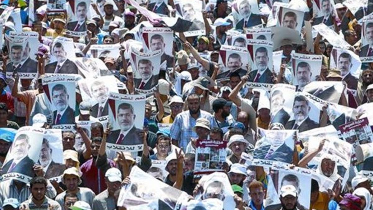 Manifestación de los partidarios del derrocado presidente Mursi, ayer ante el Ministerio de Defensa.