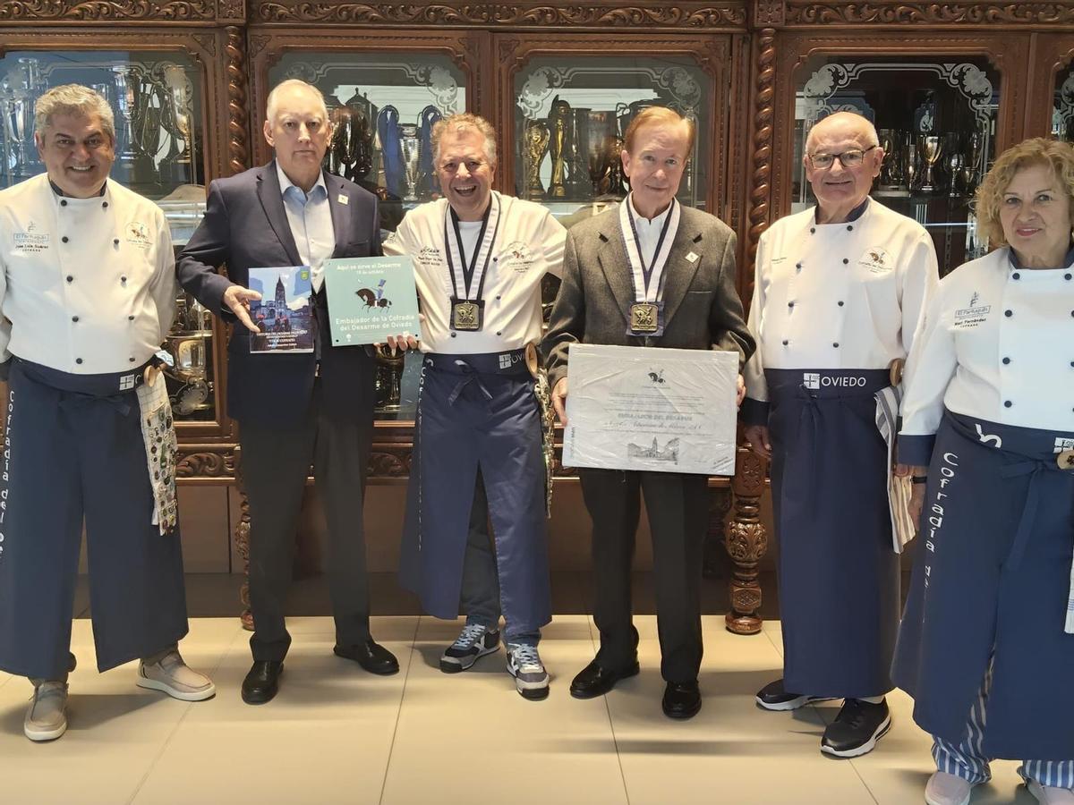 Por la izquierda, José Luis Suárez, Ángel H. Díaz. Miguel Ángel de Dios, Juan Luis López y García, Manuel Junco y Mary Fernández. Los miembros de la Cofraía del Desarme entregan a la directiva del Centro Asturiano el título de "Embajadores del Desarme".